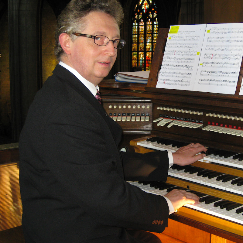 Photo de Bernard Carlier à l'orgue