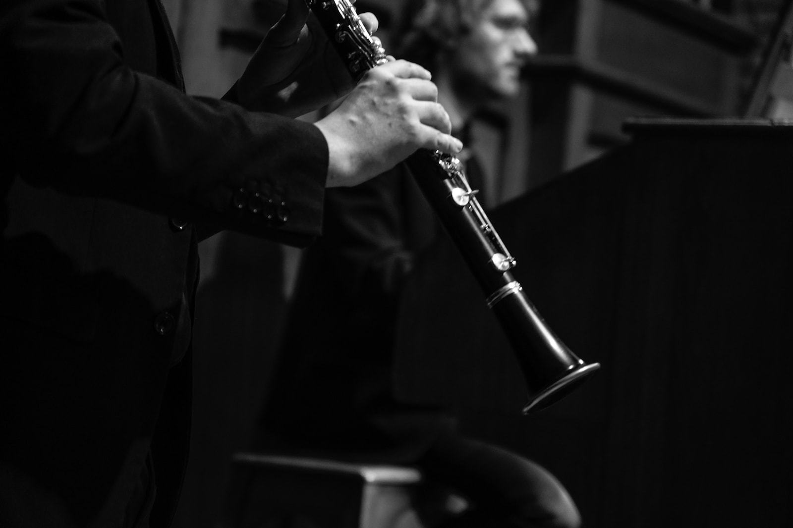 Photo en noir et blanc d'un duo clarinette et orgue